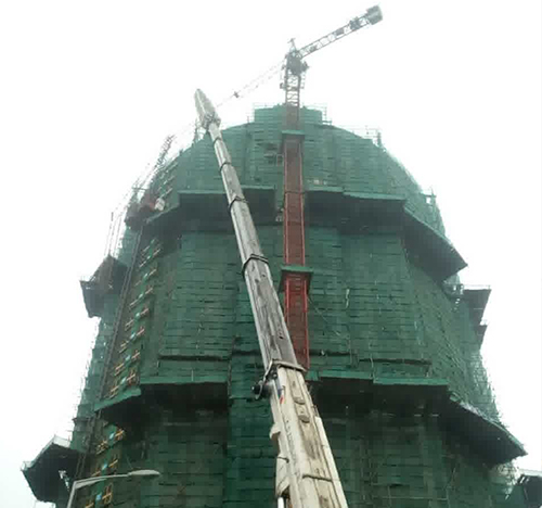 兴化吊车在工地上作业